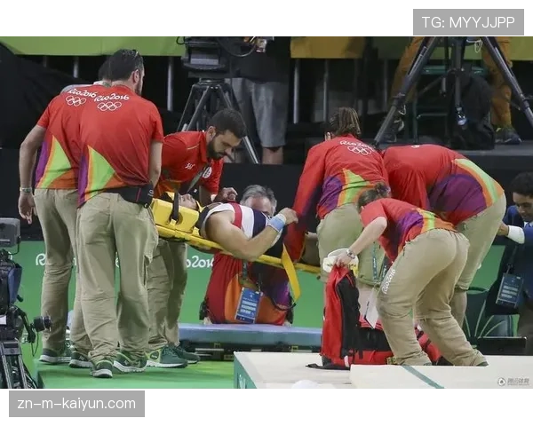 伤情更新：梅斯前锋米卡塔泽碰撞后无法坚持，被担架抬离